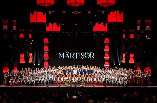  Na scenie Artyści zespołu "Mazowsze" oraz Baletul Național JOC wraz ze specjalnymi gośćmi