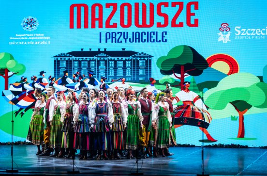  Artyści w kostiumach ludowych w trakcie wykonywania choreografii tanecznej