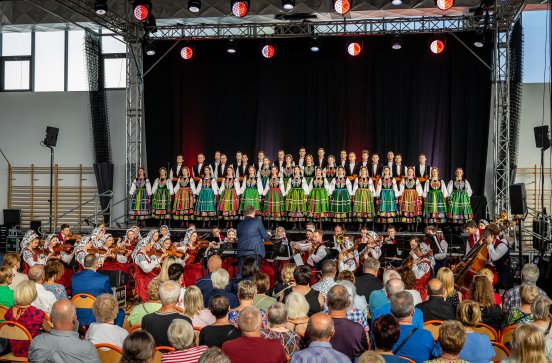  Chór, orkiestra i widownia w trakcie koncertu