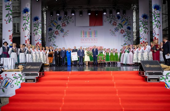  Artyści zespołu "Mazowsze" i para prezydencka na scenie po dożynkach