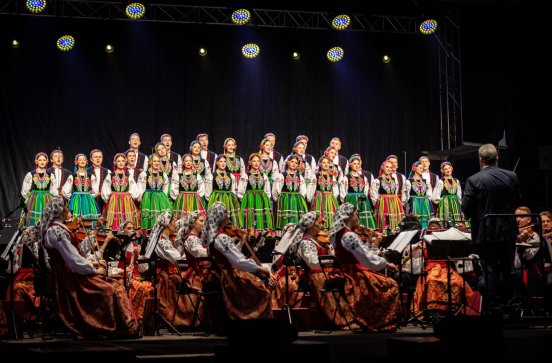  Chór i orkiestra w trakcie koncertu