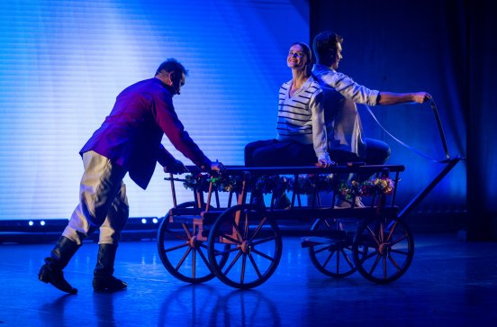  Agnieszka, Tomek i Pan Kajetan na scenie w trakcie odgrywania scenki