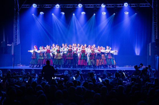  Artyści zespołu "Mazowsze" na scenie, widoczna widownia