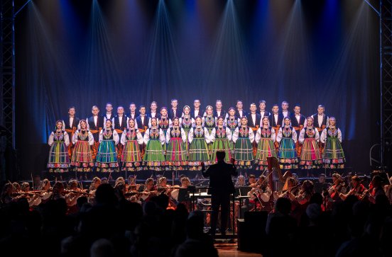  Chór i orkiestra w trakcie koncertu