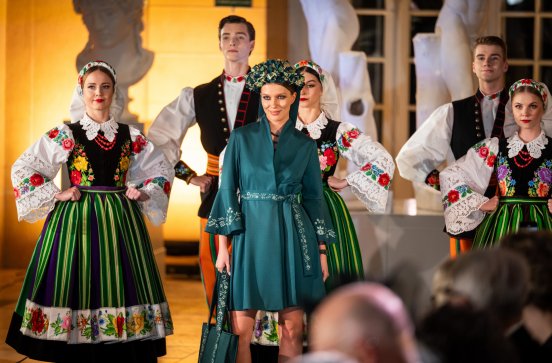  Artyści zespołu "Mazowsze" z modelką na wybiegu