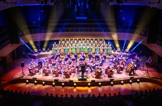  Na scenie Artyści Chóru w kostiumach łowickich, niżesz Orkiestra w kostiumach wilanowskich