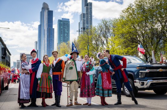  Artyści w kostiumach wilanowskim, sannickim, podhalańskim i kujawskim na Paradzie Konstytucji 3 Maja w Chicago