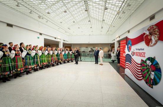  Artyści Chóru w kostiumach łowickich wraz z Dyrektorem zespołu i Marszałkiem Województwa Mazowieckiego, Adamem Struzikiem