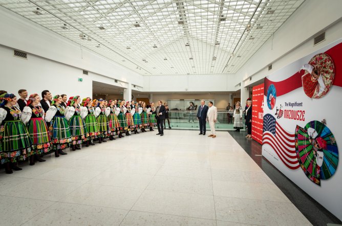  Artyści Chóru w kostiumach łowickich wraz z Dyrektorem zespołu i Marszałkiem Województwa Mazowieckiego, Adamem Struzikiem