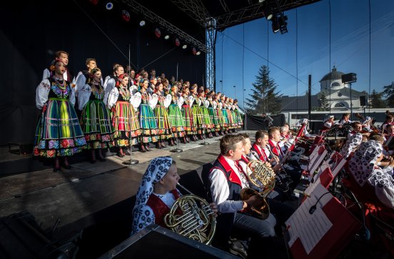  Cały chór, część orkiestry, widok z boku sceny, podczas koncertu