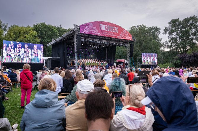  Scena plenerowa w Łazienkach Królewskich. Wydarzenie "Mazowsze w kadrze. W hołdzie Andrzejowi Wajdzie."