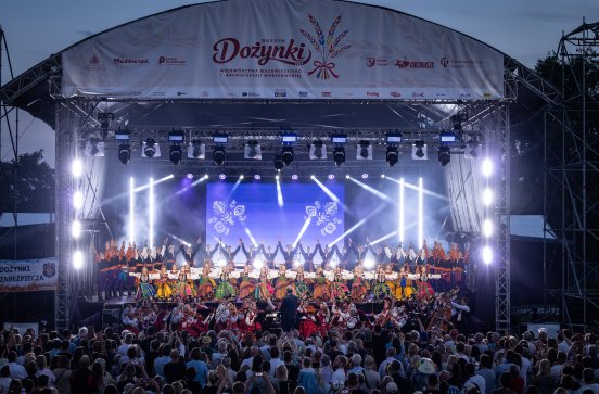  Widok na scenę plenerową Dożynek wraz z Artystami i Orkiestrą