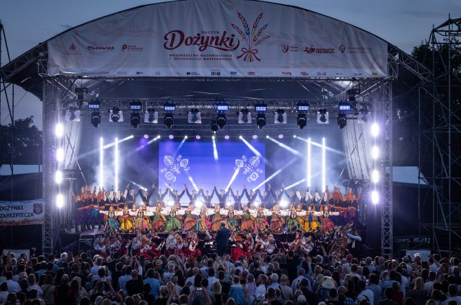  Widok na scenę plenerową Dożynek wraz z Artystami i Orkiestrą