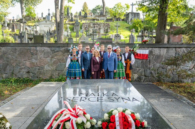  Delegacja zespołu "Mazowsze" wraz z Dyrektorem zespołu i przedstawiciele Samorządu Województwa Mazowieckiego