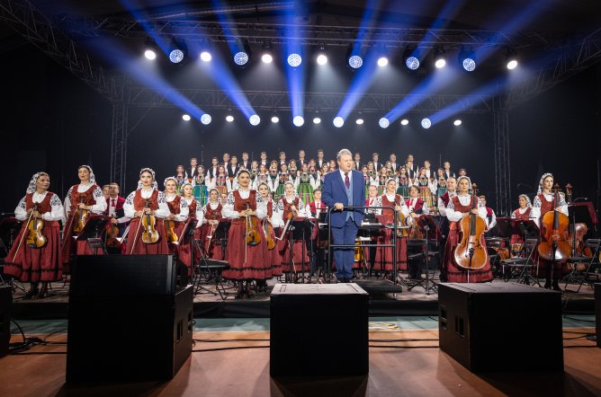  Dyrektor zespołu "Mazowsze" wraz z Artystami Orkiestry w kostiumach wilanowskich i Artystami Chóru w kostiumach łowickich