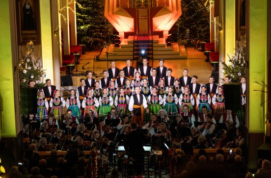  Chór i orkiestra w trakcie koncertu w kościele