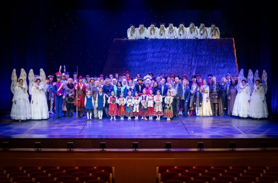  Wspólne zdjęcie na scenie Twórców, Artystów i Pracowników, którzy współpracują przy tworzeniu spektaklu "Betlejem Polskie"