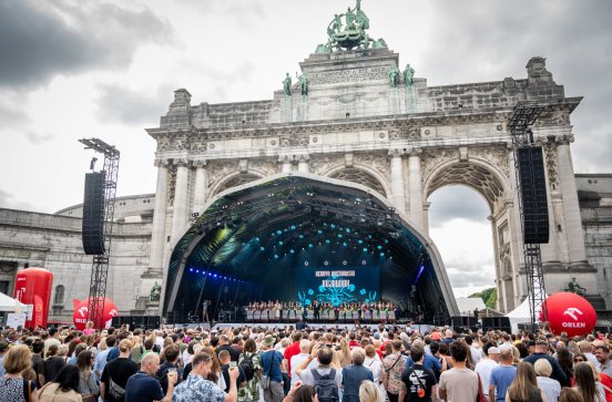  Plac Parc du Cinquantenaire a na nim scena z Artystami z widoczną publicznością