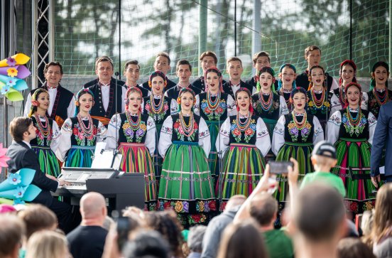  Na scenie Artyści Chóru w kostiumach łowickich podczas śpiewu