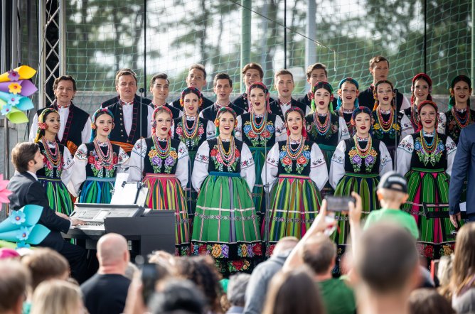  Na scenie Artyści Chóru w kostiumach łowickich podczas śpiewu