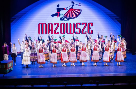  Artyści w kostiumach ludowych na scenie wraz z głównymi bohaterami spektaklu: Panem Kajetanem, Tomkiem i Agnieszką