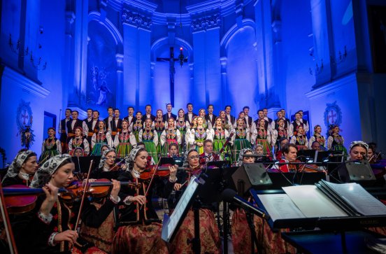  Przestrzeń kościoła pw. Zwiastowania Najświętszej Maryi Panny w Zamościu, przed ołtarzem Chór w kostiumach łowickich, niżej orkiestra w kostiumach wilanowskich