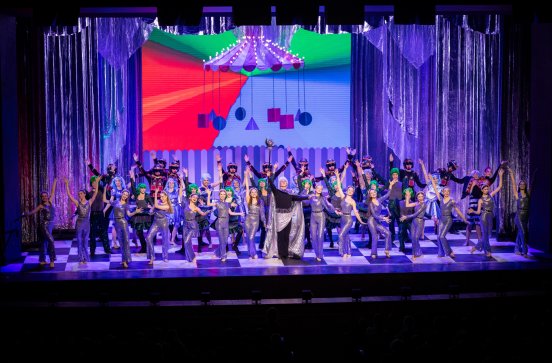  Na scenie Artyści grający w spektaklu edukacyjnym "Kolory"