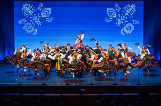  Na scenie grupa Artystów w kostiumach ludowych wykonująca choreografię finałową