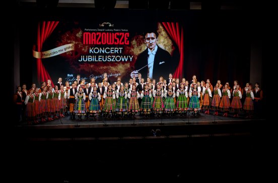  Artyści w kostiumach ludowych na scenie po zakończonym koncercie