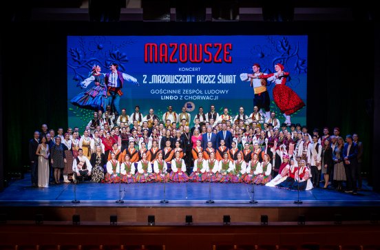  Artyści "Mazowsza" i artyści z Dubrownika na scenie