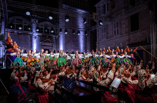  Artyści w kostiumach sannickich a niżej orkiestra z instrumentami