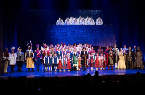  Na scenie wszyscy Artyści występujący w widowisku "Betlejem Polskie"