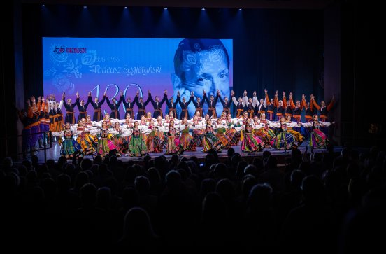  Na scenie Artyści w kostiumach ludowych w trakcie finałowej choreografii