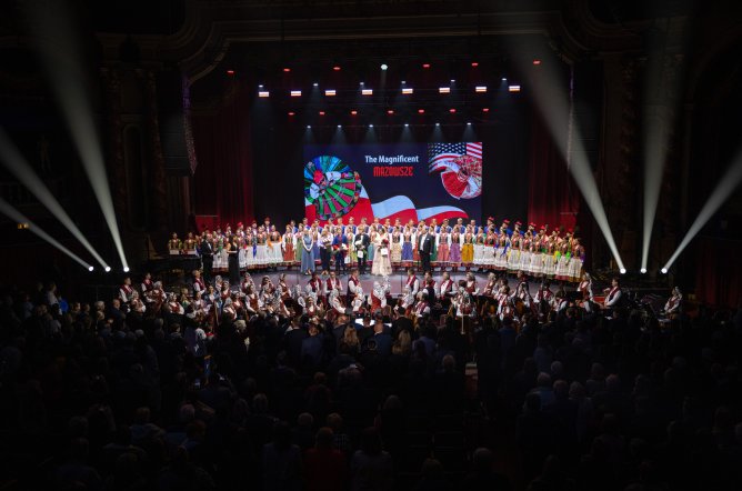  Wspólne zdjęcie Artystów zespołu wraz z Dyrektorem i prowadzącymi na scenie w Copernicus Center