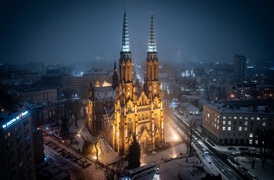  Nocny widok z drona na katedrę warszawsko-praską