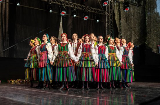  Artyści zespołu "Mazowsze" w układzie otwierającym koncert