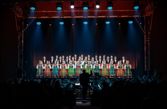  Chór i orkiestra w trakcie koncertu