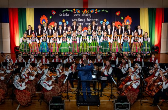  Chór i orkiestra w trakcie koncertu na hali w szkole