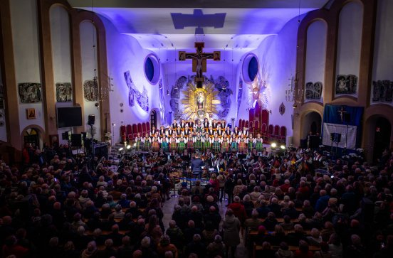  Chór, orkiestra i widownia w trakcie koncertu w kościele