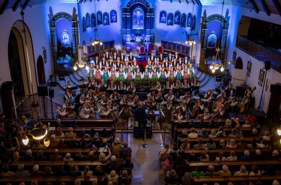  Chór, orkiestra i widownia w trakcie koncertu w kościele
