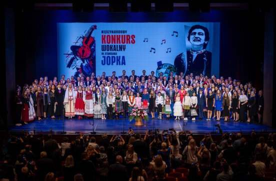 Laureaci, finaliści, jurorzy i zespół "Mazowsze" podczas Gali IV Konkursu